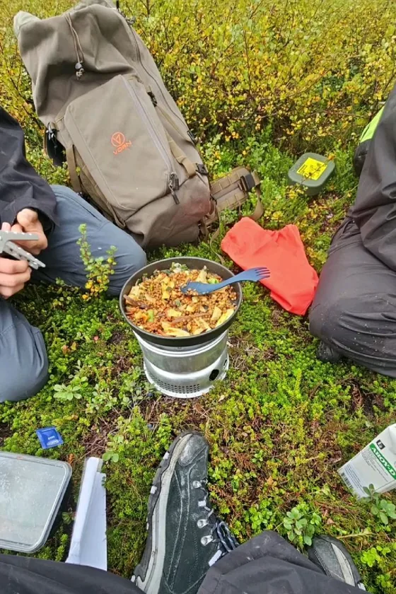 Hebert Santos cozinhando no Pico do Paraná